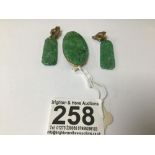 A PAIR OF CHINESE CARVED JADE 14CT GOLD EARRINGS WITH MATCHING BROOCH, COMBINED WEIGHT 15G