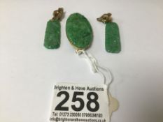 A PAIR OF CHINESE CARVED JADE 14CT GOLD EARRINGS WITH MATCHING BROOCH, COMBINED WEIGHT 15G