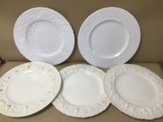THREE WEDGWOOD ETRURIA PATTERN DINNER PLATES WITH TWO SPODE DINNER PLATES