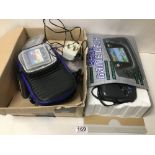 A SEGA GAME GEAR PORTABLE FULL COLOUR HAND HELD GAMES CONSOLE WITH NUMEROUS CARTRIDGES AND