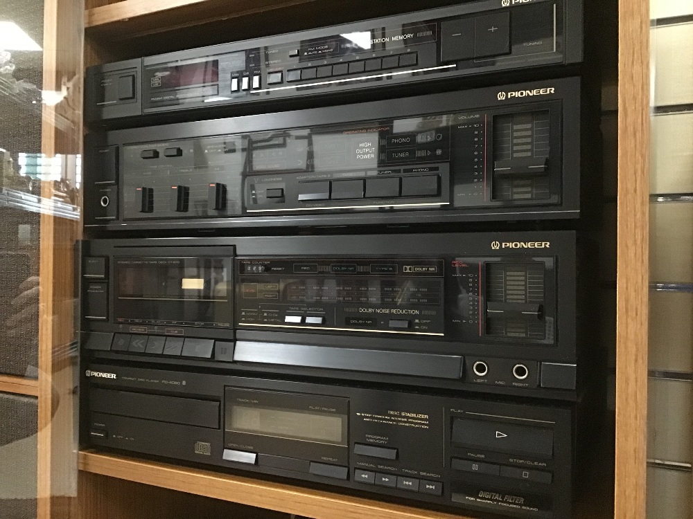 A QUANTITY OF HIFI SEPARATES INCLUDES CABINET, SONY SPEAKERS (SS5177), PIONEER C-D TAPE (PD-4050) - Image 3 of 5
