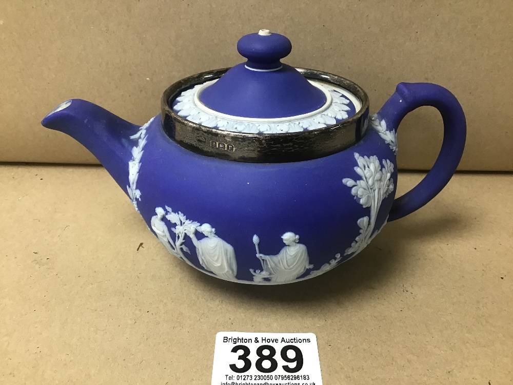 A GEORGE V SILVER MOUNTED WEDGWOOD JASPERWARE TEA POT, SILVER HALLMARKED BIRMINGHAM 1916, 17.5CM