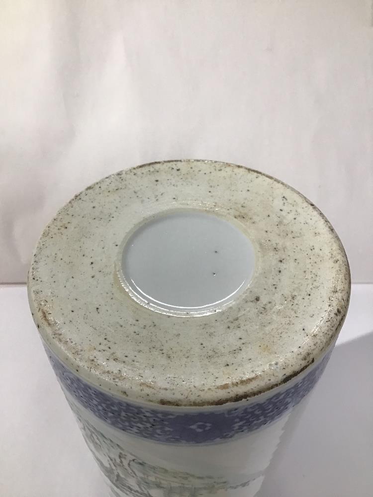 AN EARLY CHINESE PORCELIAN BRUSH POT VASE 28 X 12 CM - Image 4 of 9