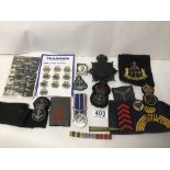 A QUANTITY OF MIXED MILITARY ITEMS INCLUDING CLOTH BADGES, PHOTOGRAPHS