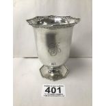 AN EDWARDIAN HALLMARKED SILVER GOBLET SHAPED VASE WITH A PIERCED RIM (CHESTER) 120GRAMS