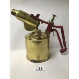 A VINTAGE BRASS PRIMUS 633 BLOWTORCH, MADE IN SWEDEN, 22CM HIGH