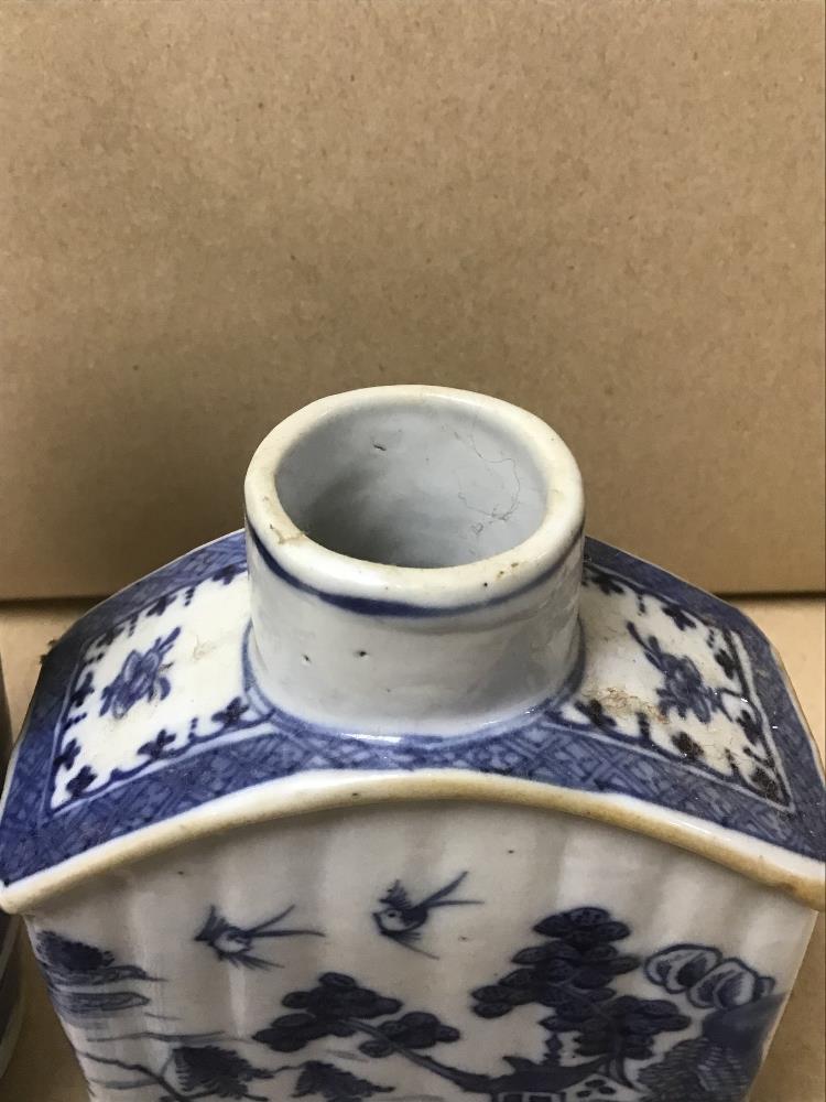 A CHINESE BLUE AND WHITE PORCELAIN TEA CADDY, LACKING LID, TOGETHER WITH A VASE OF BALUSTER FORM - Image 4 of 8