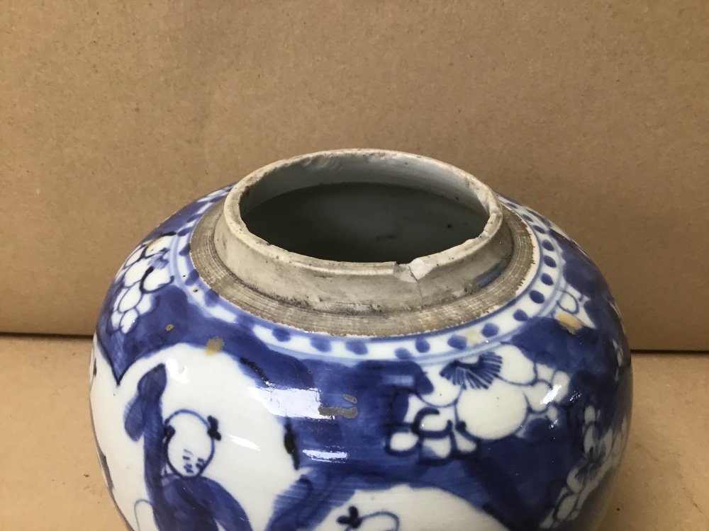A CHINESE KANGXI BLUE AND WHITE GINGER JAR, LACKING LID, FLORAL DECORATION, 14CM HIGH - Image 2 of 4