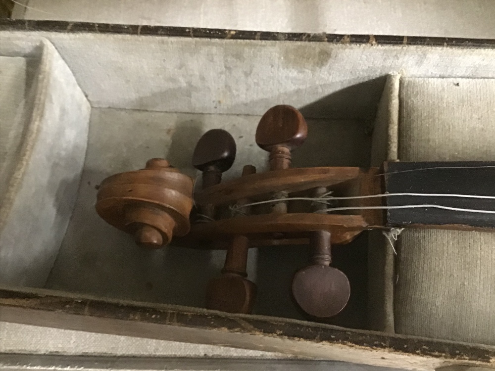 A VINTAGE VIOLIN IN LEATHER HARDCASE WITH A NICE BOW - Image 3 of 5