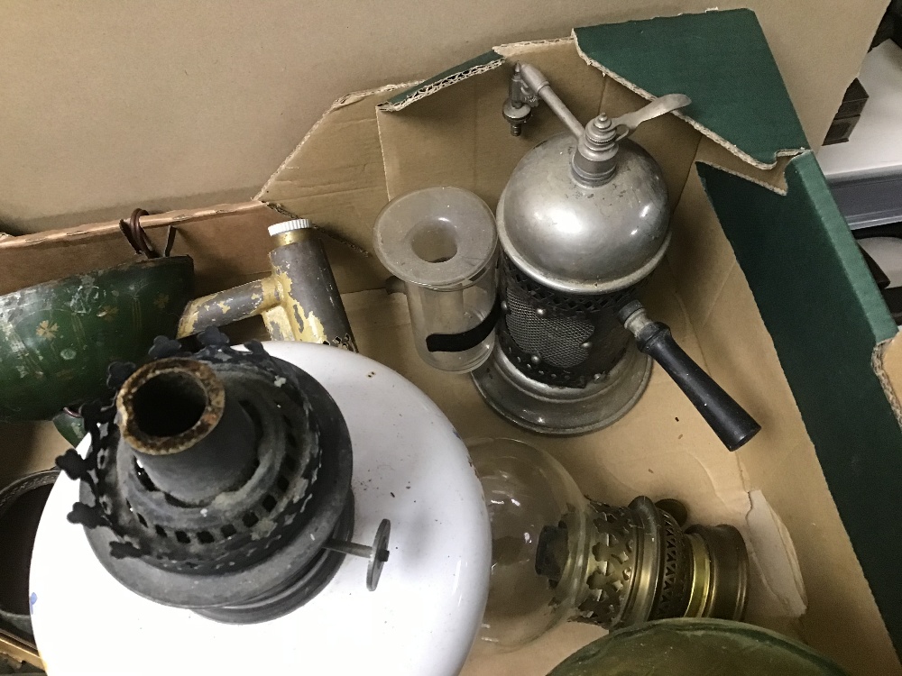 VARIOUS VINTAGE LIGHTING, INCLUDING GLASS OIL LAMPS WITH FUNNELS, CEILING LIGHT ETC - Bild 4 aus 4