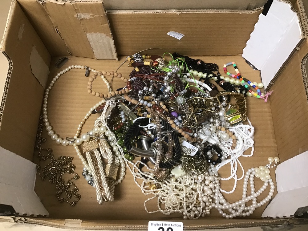 A QUANTITY OF ASSORTED COSTUME JEWELLERY