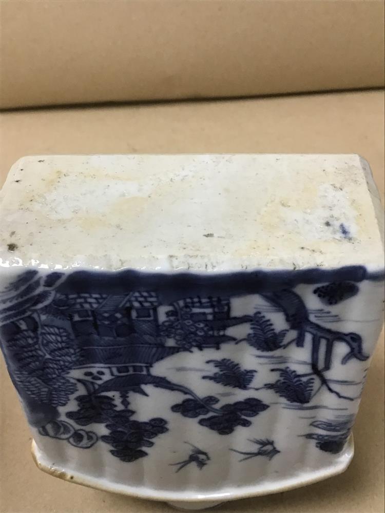 A CHINESE BLUE AND WHITE PORCELAIN TEA CADDY, LACKING LID, TOGETHER WITH A VASE OF BALUSTER FORM - Image 8 of 8