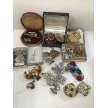 MIXED COSTUME JEWELLERY INCLUDES BROOCHES/PURSE