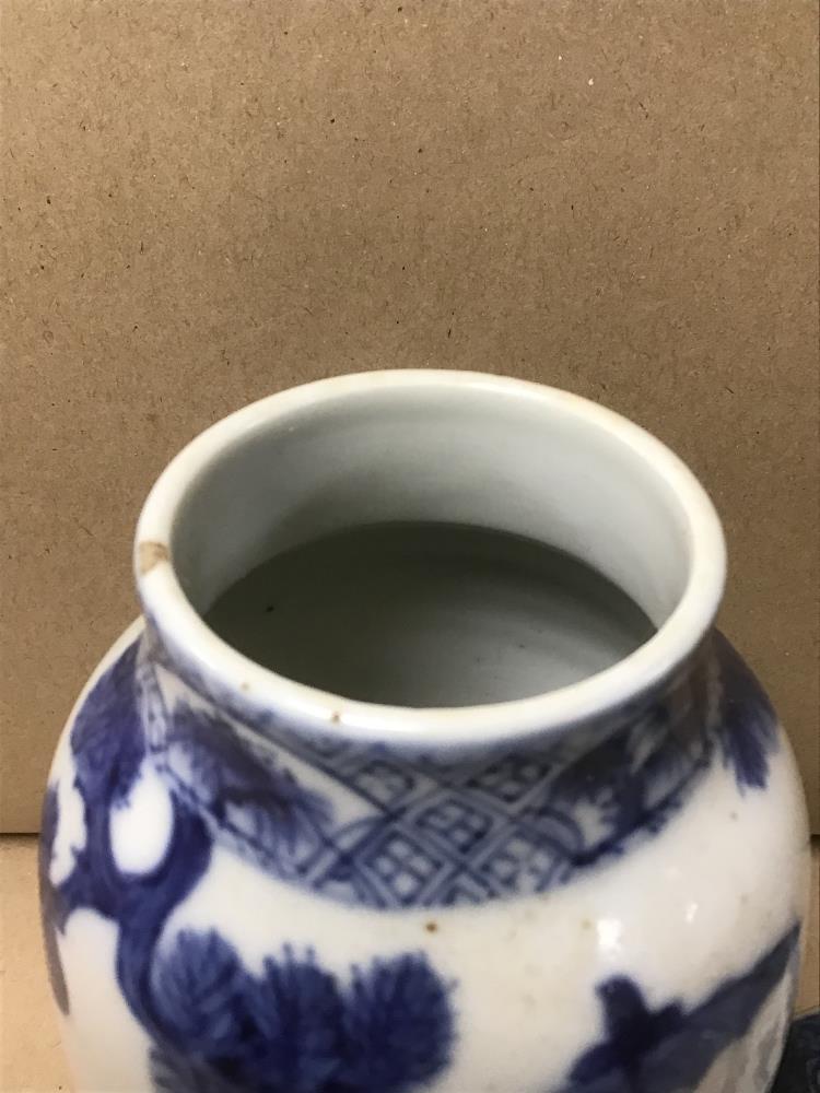 A CHINESE BLUE AND WHITE PORCELAIN TEA CADDY, LACKING LID, TOGETHER WITH A VASE OF BALUSTER FORM - Image 5 of 8