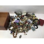A BOX OF MIXED COSTUME JEWELLERY ITEMS