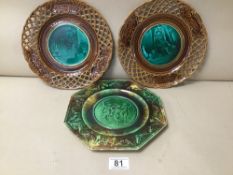 WEDGWOOD AGATE WARE OCTAGONAL DESSERT PLATE AND PAR CONTINENTAL WALL PLATES WITH PIERCED BORDERS