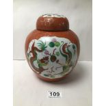 AN EARLY 20TH CENTURY GINGER JAR DECORATED WITH DRAGONS