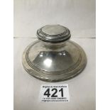 A HALLMARKED CHESTER SILVER CIRCULAR CAPSTAN INKWELL. TOTAL WEIGHT OF 304 GRAMS AND 12CM.