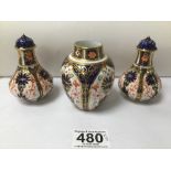 A ROYAL CROWN DERBY IMARI PATTERN VASE 8CM WITH A PAIR OF SIMILAR PEPPERS (A/F)