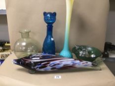 A COLLECTION OF VINTAGE GLASSWARE INCLUDING MUARANO FISH AND CLOUDED GLASS