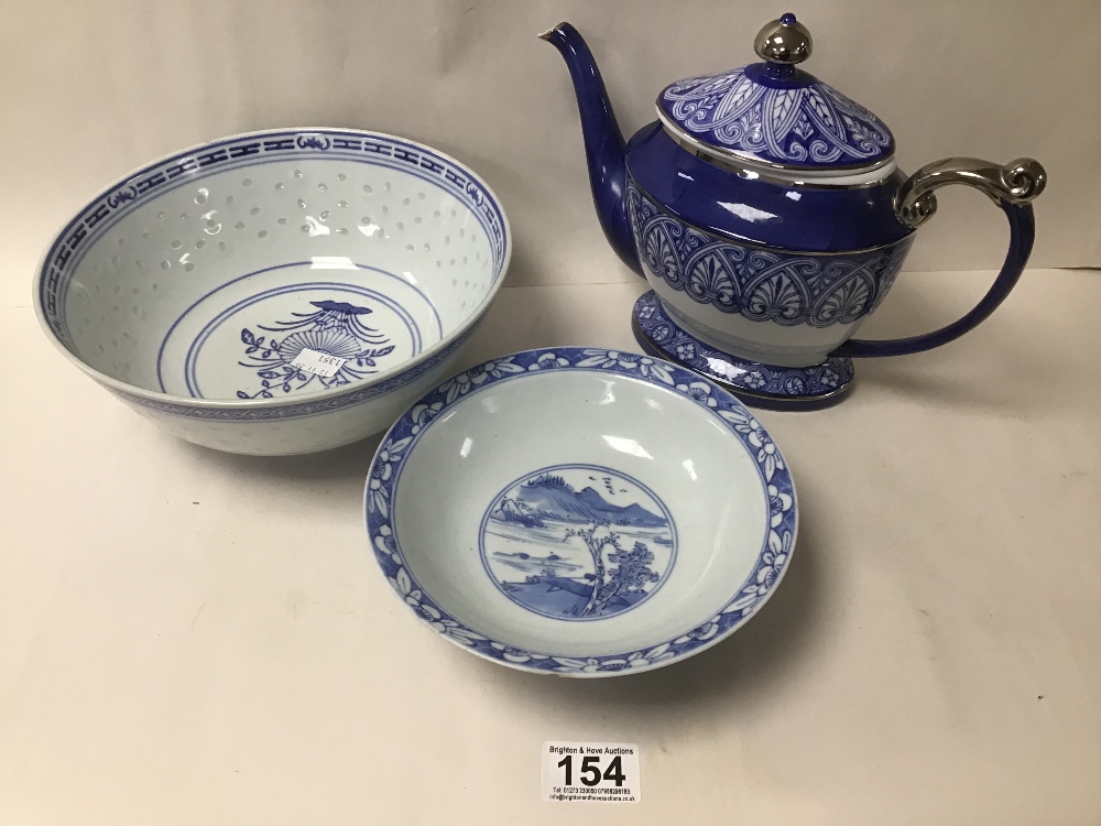 THREE PIECES OF CHINESE PORCELAIN, COMPRISING TWO BOWLS AND A TEA POT