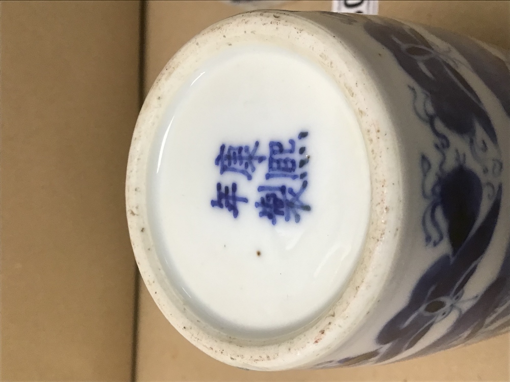 A CHINESE BLUE AND WHITE PORCELAIN TEA CADDY, LACKING LID, TOGETHER WITH A VASE OF BALUSTER FORM - Image 7 of 8