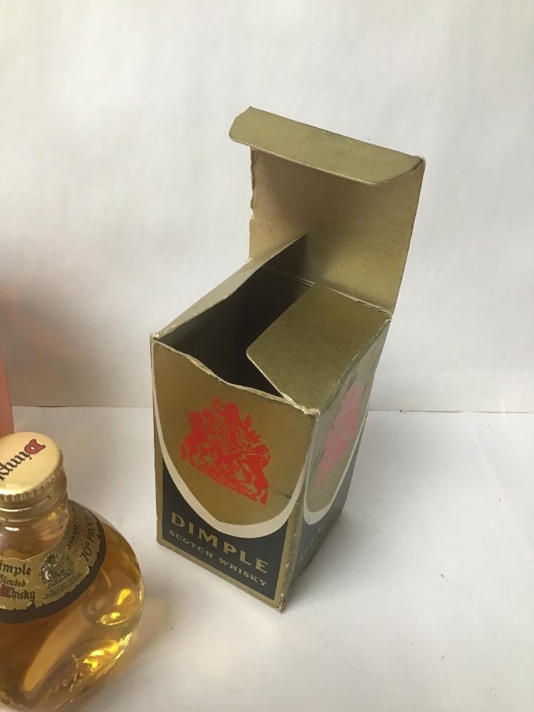 A RARE BLENDED WHISKEY DIMPLE 70% PROOF SEALED WITH A BOXED MINIATURE. - Bild 4 aus 7