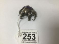 AN EDWARDIAN SILVER NOVELTY PIN CUSHION IN THE FORM OF AN ELEPHANT, HALLMARKS RUBBED BUT DATE LETTER