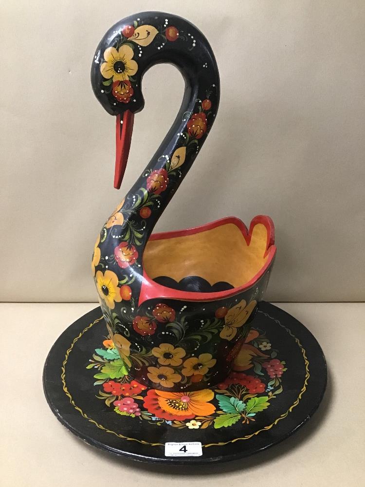 AN UNUSUAL CONTINENTAL PAPIER MACHE SWAN DISH WITH MATCHING TRAY, BOTH WITH FLORAL DECORATION ON A