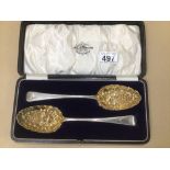 A PAIR OF WILLIAM IV NEWCASTLE HALLMARKED SILVER BERRY SPOONS WITH EMBOSSED GILT BOWLS WITH ORIGINAL