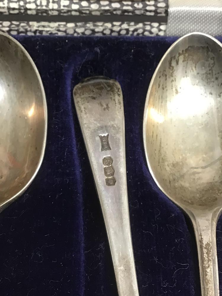 A CASED SET OF HALLMARKED SILVER TEASPOONS BY WALKER AND HALL WITH GOLF CLUBS EMBOSSED ON THEM - Image 3 of 4