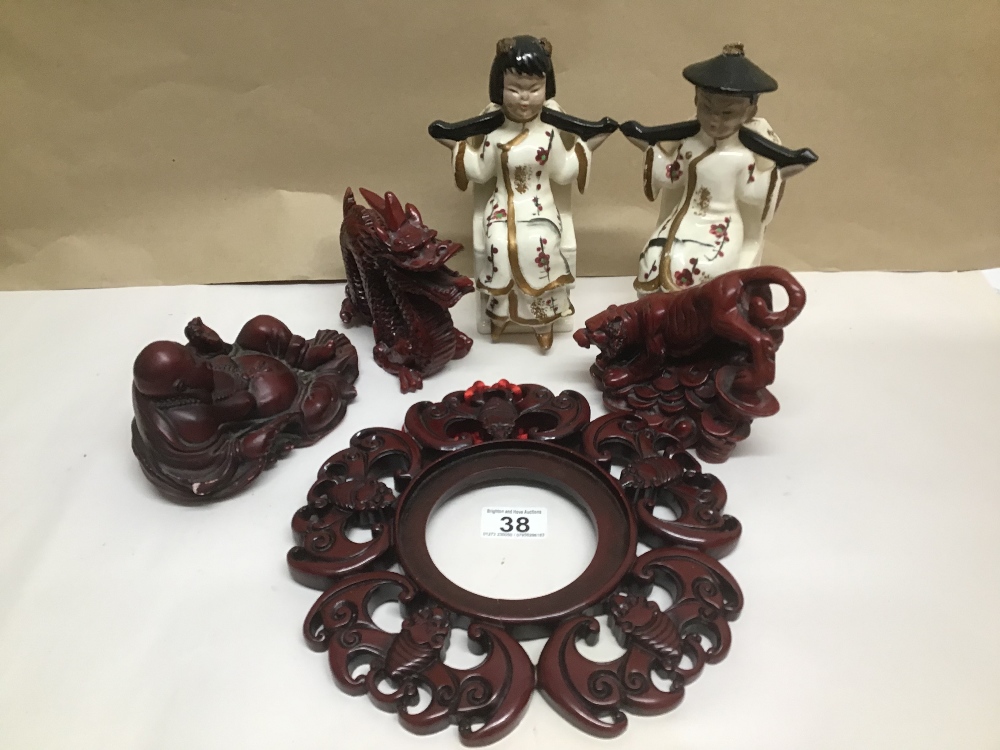 A QUANTITY OF ORIENTAL ITEMS INCLUDING CERAMIC FOO DOGS (LIONS), CERAMIC BOOKENDS AND RESIN FIGURES