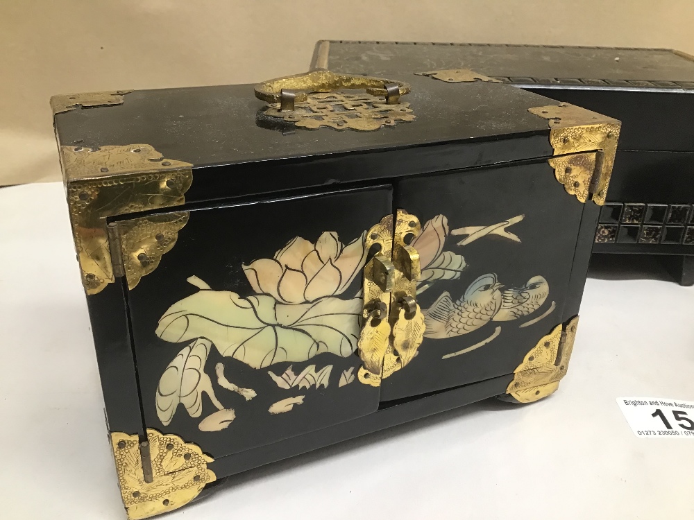 THREE BLACK LACQUERED JEWELLERY BOXES WITH MOTHER IN PEARL AND DECORATED WITH ANIMALS AND RIVER - Image 3 of 9