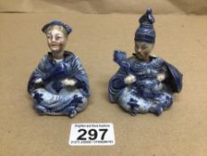 A PAIR OF NODDING CHINESE SEATED FIGURES PORCELAIN 8CM