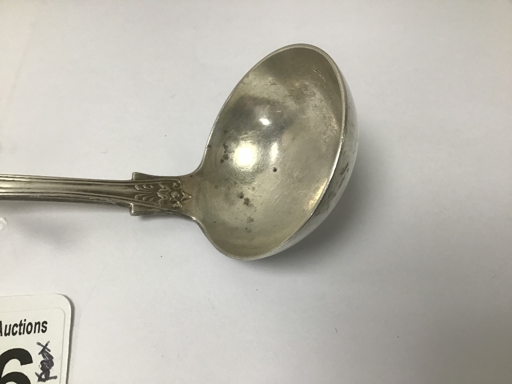 A VICTORIAN PERIOD SCOTTISH HALLMARKED SILVER FIDDLE AND SHELL PATTERN SAUCE LADLE BY CHARLES ROBB - Image 2 of 4