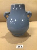 A LARGE CHINESE ELEPHANT TWIN HANDLE BLUE VASE WITH CHARACTER MARKS TO BASE 25 CM