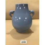 A LARGE CHINESE ELEPHANT TWIN HANDLE BLUE VASE WITH CHARACTER MARKS TO BASE 25 CM
