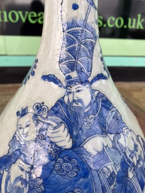 A LARGE PAIR OF CHINESE PORCELAIN BLUE AND WHITE BULBUS VASES DECORATED WITH CHINESE FIGURES 48 CM - Image 4 of 6