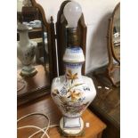 AN ITALIAN HAND PAINTED PORCELAIN LAMP WITH GILT BRASS BASE