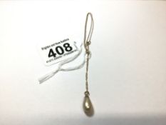 A 9CT GOLD CHAIN WITH A PEARL PENDANT IN A 9CT GOLD CLAW