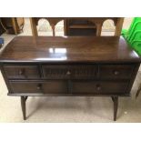 A SMALL VINTAGE ELM ERCOL SIDEBOARD ON SPLAYED LEGS 107 X 45 X 75CM