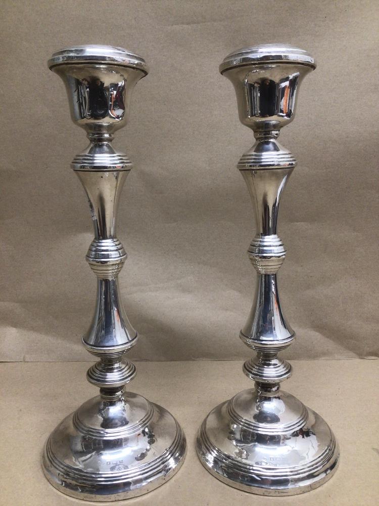 A PAIR OF WEIGHTED HALLMARKED SILVER CANDLESTICKS BY W.I BROADWAY AND CO 1958 31CMS TOTAL WEIGHT - Image 2 of 4