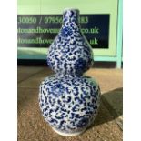 A DOUBLE GOURD SHAPED BLUE AND WHITE CHINESE PORCELAIN VASE 29 CM