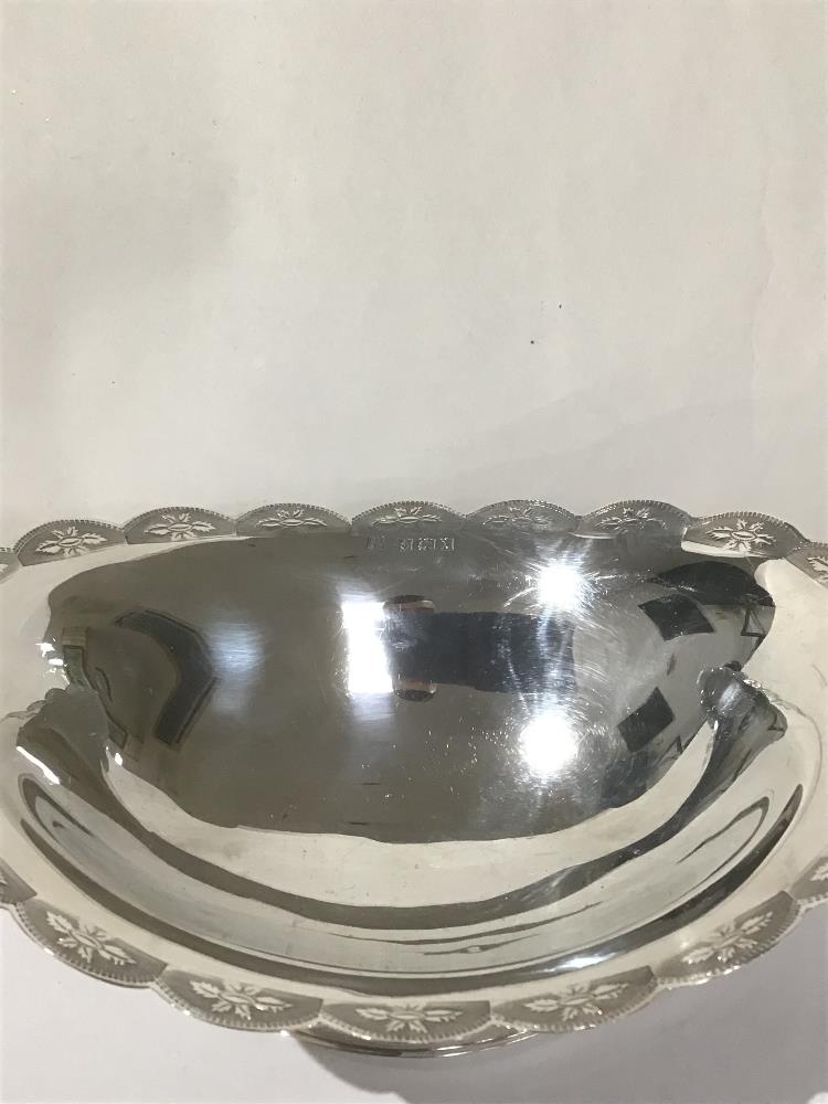 A HALLMARKED SILVER OVAL PEDESTAL BON BON DISH WITH ENGRAVED SCALLOPED BORDER 16CM, BARKER ELLIS - Image 2 of 3