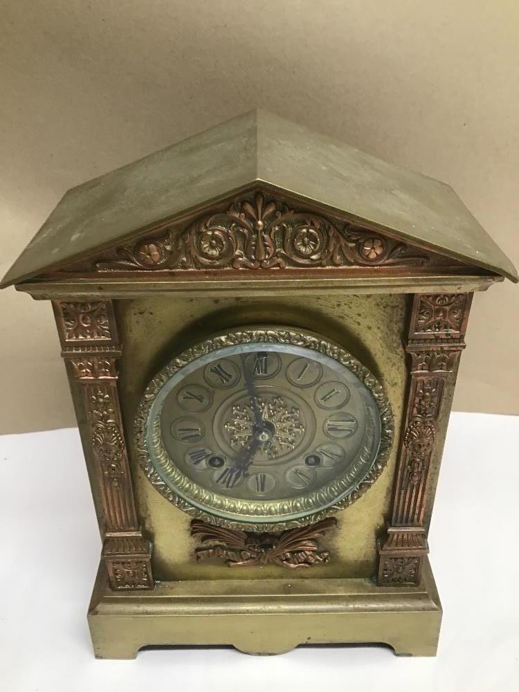 A HEAVY BRASS AND DETAILED COPPER ANSONIA NEW YORK STRIKING MANTLE CLOCK WITH PENDULUM AND ROMAN
