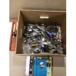 A BOX OF MIXED FLATWARE/CUTLERY INCLUDES BERRY SPOONS