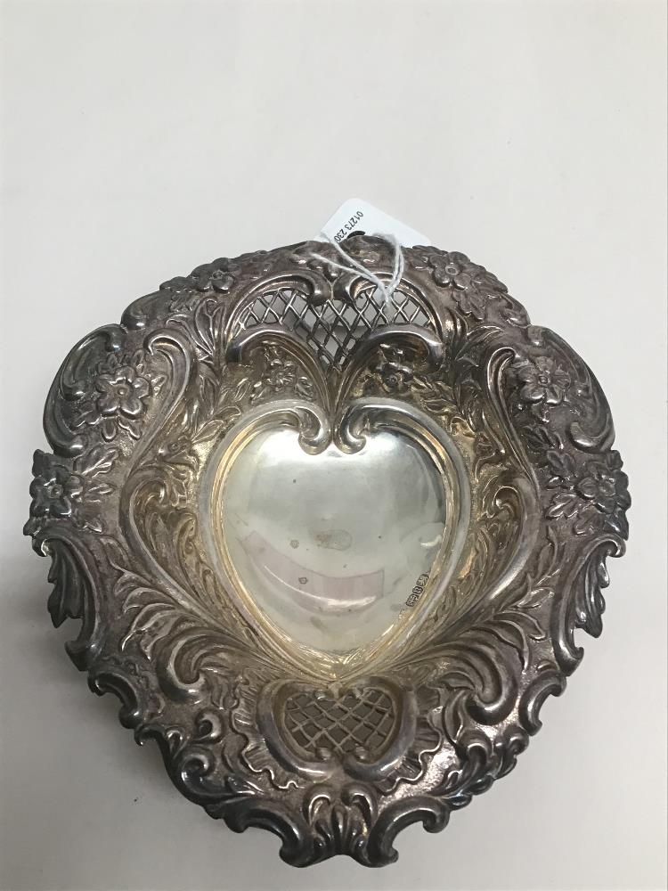 A HALLMARKED SILVER 1894 VICTORIAN PERIOD BON BON DISH PIERCED AND EMBOSSED DECORATED WITH SWIRLS - Image 2 of 3