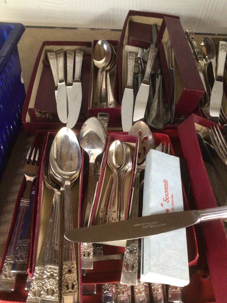 A LARGE QUANTITY OF SILVER PLATED FLATWARE/CUTLERY (COMMUNITY PLATE) - Image 2 of 3