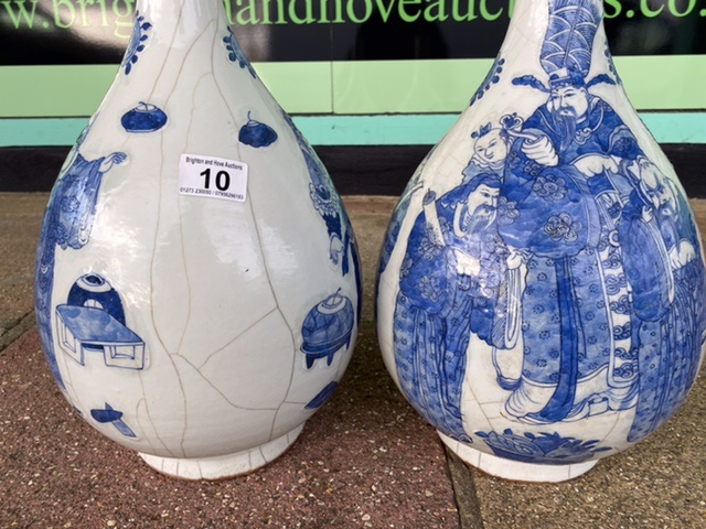 A LARGE PAIR OF CHINESE PORCELAIN BLUE AND WHITE BULBUS VASES DECORATED WITH CHINESE FIGURES 48 CM - Image 3 of 6