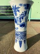 A LARGE TRUMPET SHAPED CHINESE BLUE AND WHITE PORCELAIN DECORATED VASE 45 CM